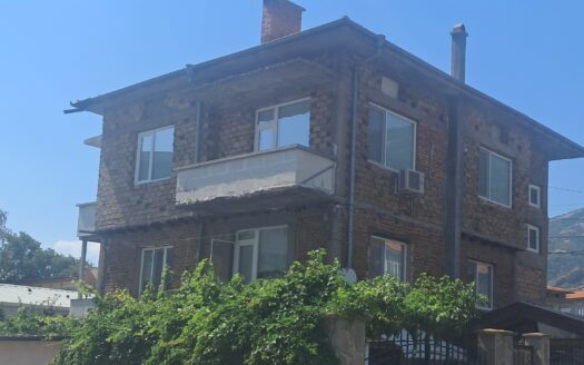 "Арена имоти" предлага етаж от къща, ЗП 80 кв.м, двор 115 кв. м, гр. Карлово