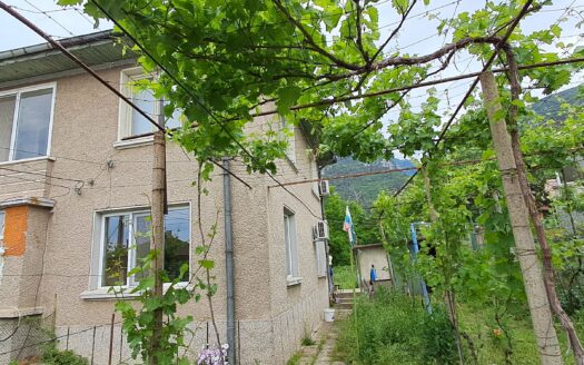 АРЕНА ИМОТИ продава етаж от къща, 116 кв. м, двор 422 кв., гр. Карлово