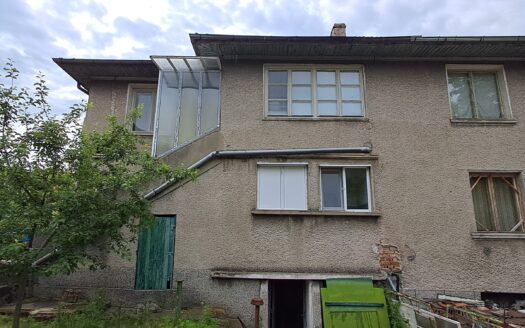 АРЕНА ИМОТИ продава етаж от къща, 116 кв. м, двор 422 кв., гр. Карлово