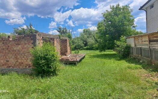 "Арена имоти" продава парцел 740 кв. м, със започнат строеж, с. Бегунци