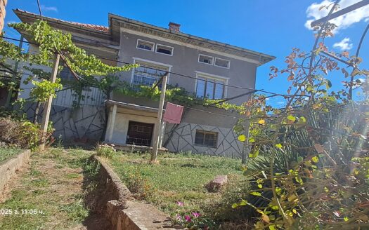 Продава се едноетажна къща с двор 1 180 кв. м, до главен път София – Бургас, с. Иганово