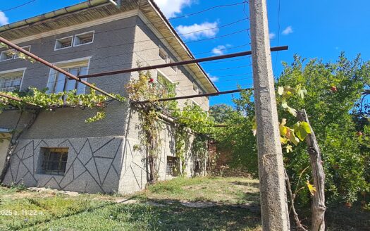 Продава се едноетажна къща с двор 1 180 кв. м, до главен път София – Бургас, с. Иганово
