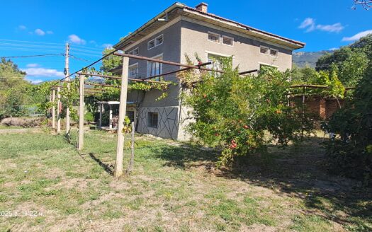 Продава се едноетажна къща с двор 1 180 кв. м, до главен път София – Бургас, с. Иганово