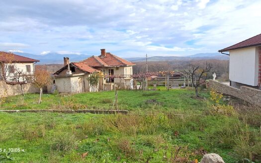 Къща с РЗП 90 кв. м, двор 700 кв. м, с. Бегунци