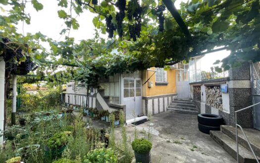 Продава едноетажна, тухлена, обзаведена къща ЗП 90 кв. м, двор 870 кв. м, с. Иганово