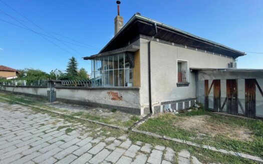 Продава едноетажна, тухлена, обзаведена къща ЗП 90 кв. м, двор 870 кв. м, с. Иганово