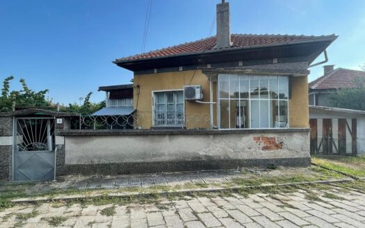 Продава едноетажна, тухлена, обзаведена къща ЗП 90 кв. м, двор 870 кв. м, с. Иганово
