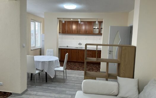 Тухлен, тристаен апартамент, 82 кв. м + боксониера 30 кв. м, след ремонт, гр. Карлово, широк център