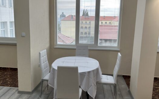Тухлен, тристаен апартамент, 82 кв. м + боксониера 30 кв. м, след ремонт, гр. Карлово, широк център