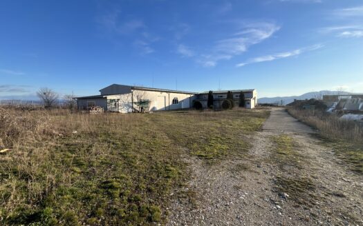Промишлен имот, хале РЗП 834 кв. м, терен 4 дка, гр. Сопот