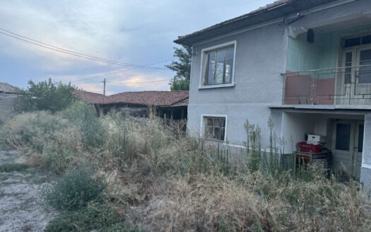 "Арена имоти" продава двуетажна къща, РЗП 136 кв. м, двор 712 кв. м, с. Дълго поле