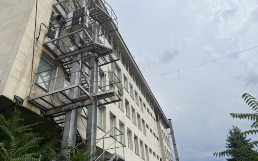 Производствена и административна сграда в близост го главен път София – Бургас, гр. Карлово. РЗП 2080 кв. м, двор 1,7 дка