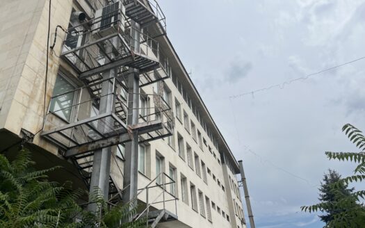 Производствена и административна сграда в близост го главен път София – Бургас, гр. Карлово. РЗП 2080 кв. м, двор 1,7 дка