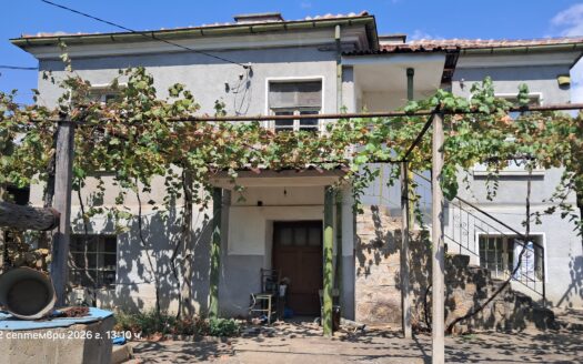 АРЕНА ИМОТИ предлага за продажба двуетажна къща с  двор 810 кв. м в гр. Баня
