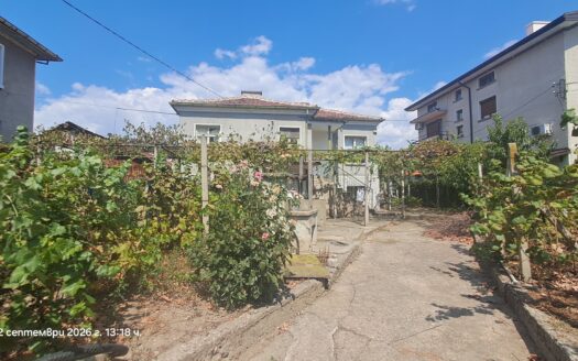 АРЕНА ИМОТИ предлага за продажба двуетажна къща с  двор 810 кв. м в гр. Баня