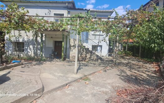 АРЕНА ИМОТИ предлага за продажба двуетажна къща с  двор 810 кв. м в гр. Баня